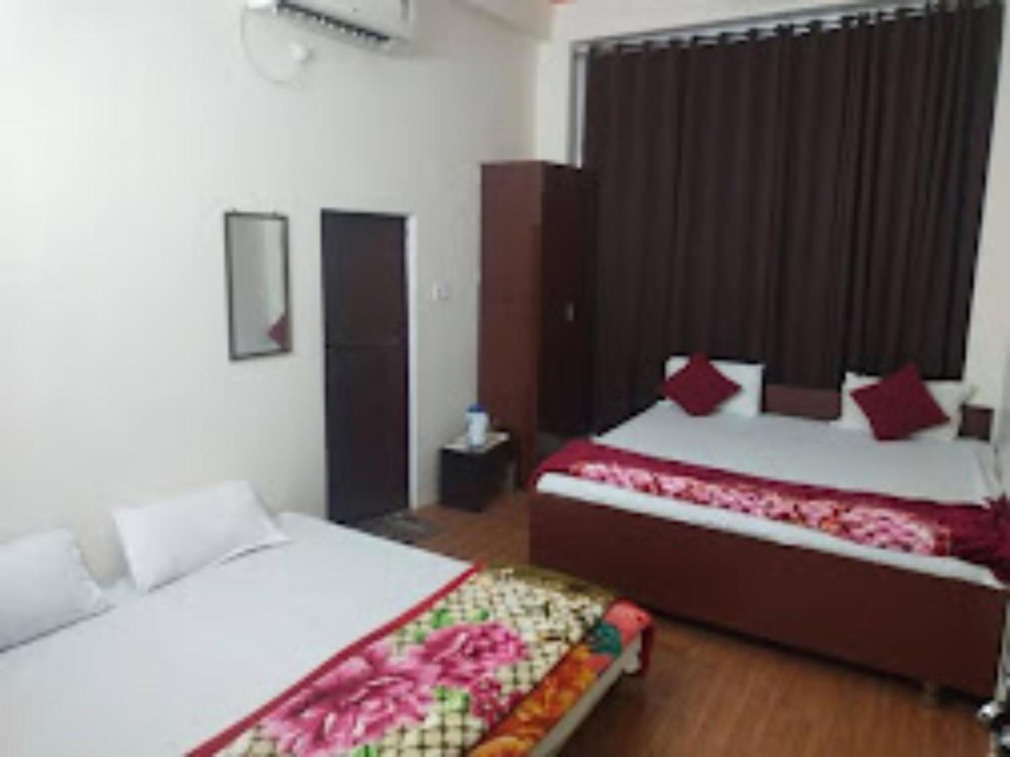 Goroomgo Varanasi Paradise Varanasi - Parking & Restaurant Available - Perfect Location And Comfortable Room Ngoại thất bức ảnh
