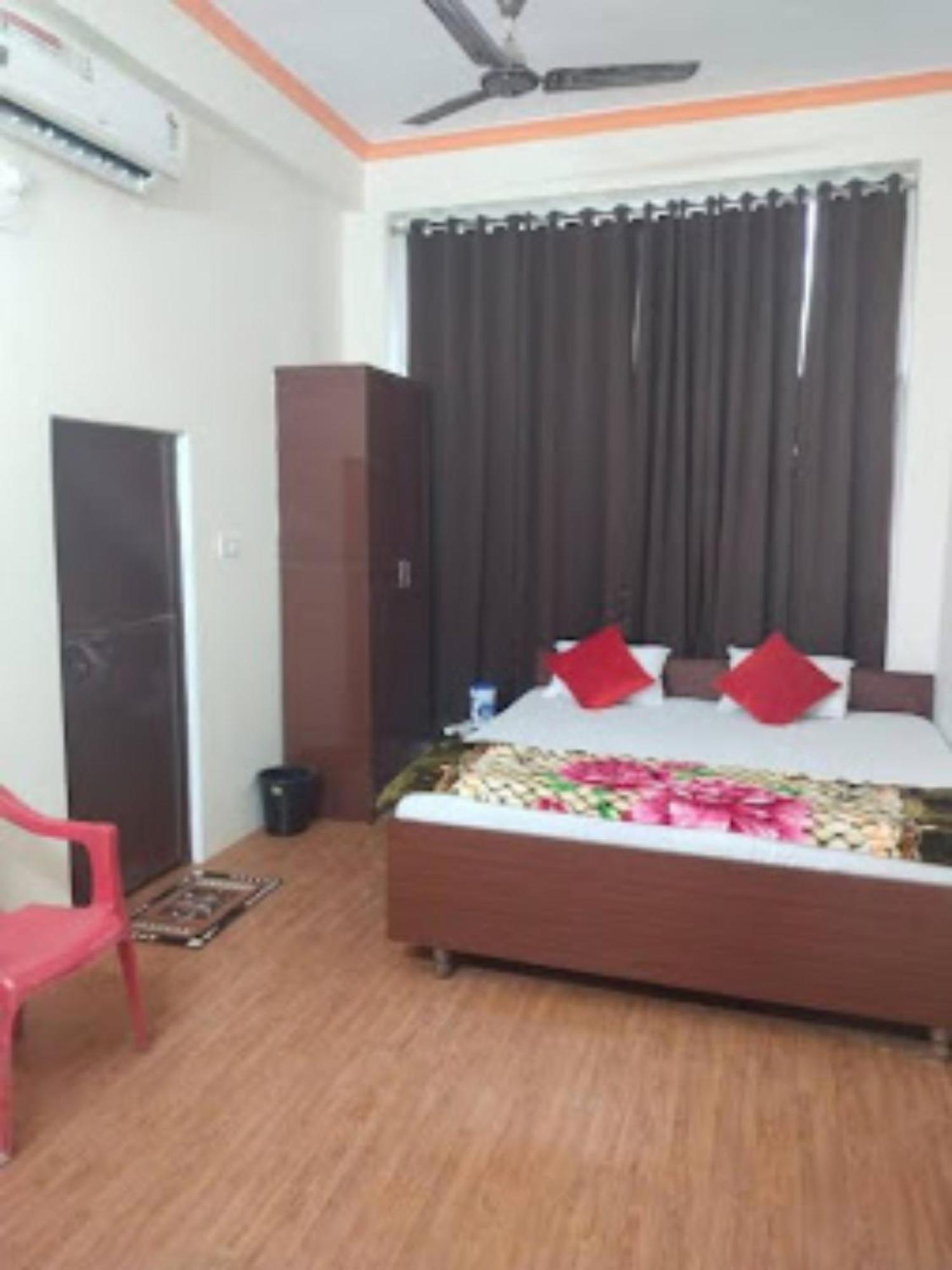 Goroomgo Varanasi Paradise Varanasi - Parking & Restaurant Available - Perfect Location And Comfortable Room Ngoại thất bức ảnh