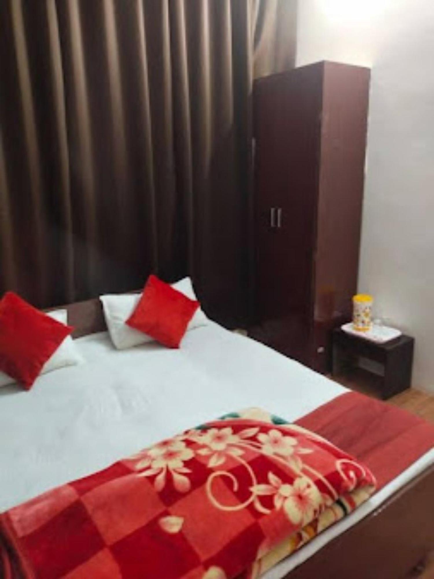 Goroomgo Varanasi Paradise Varanasi - Parking & Restaurant Available - Perfect Location And Comfortable Room Ngoại thất bức ảnh