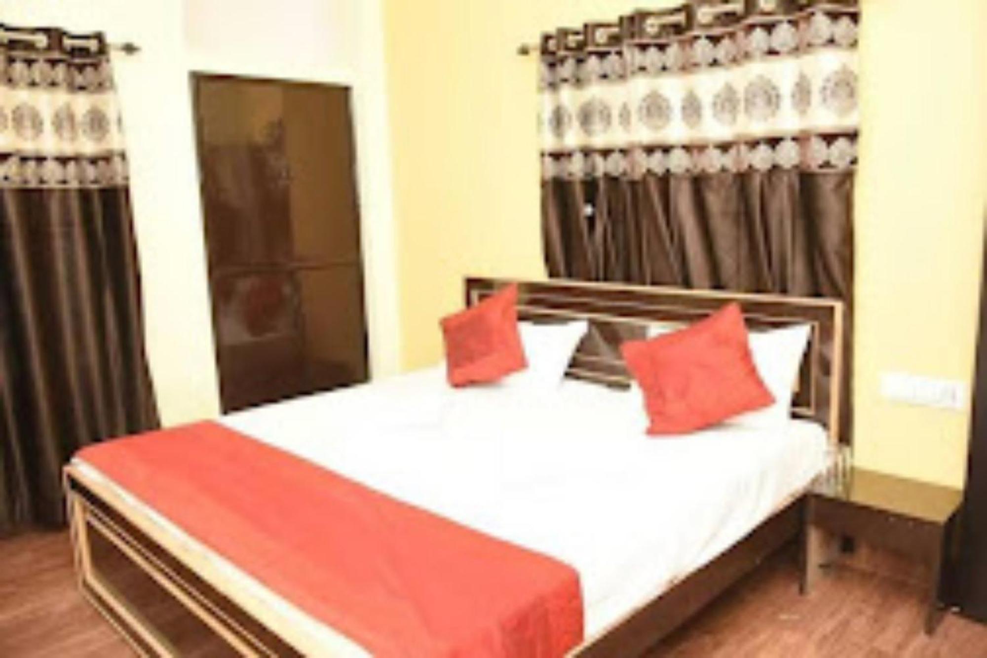 Goroomgo Varanasi Paradise Varanasi - Parking & Restaurant Available - Perfect Location And Comfortable Room Ngoại thất bức ảnh