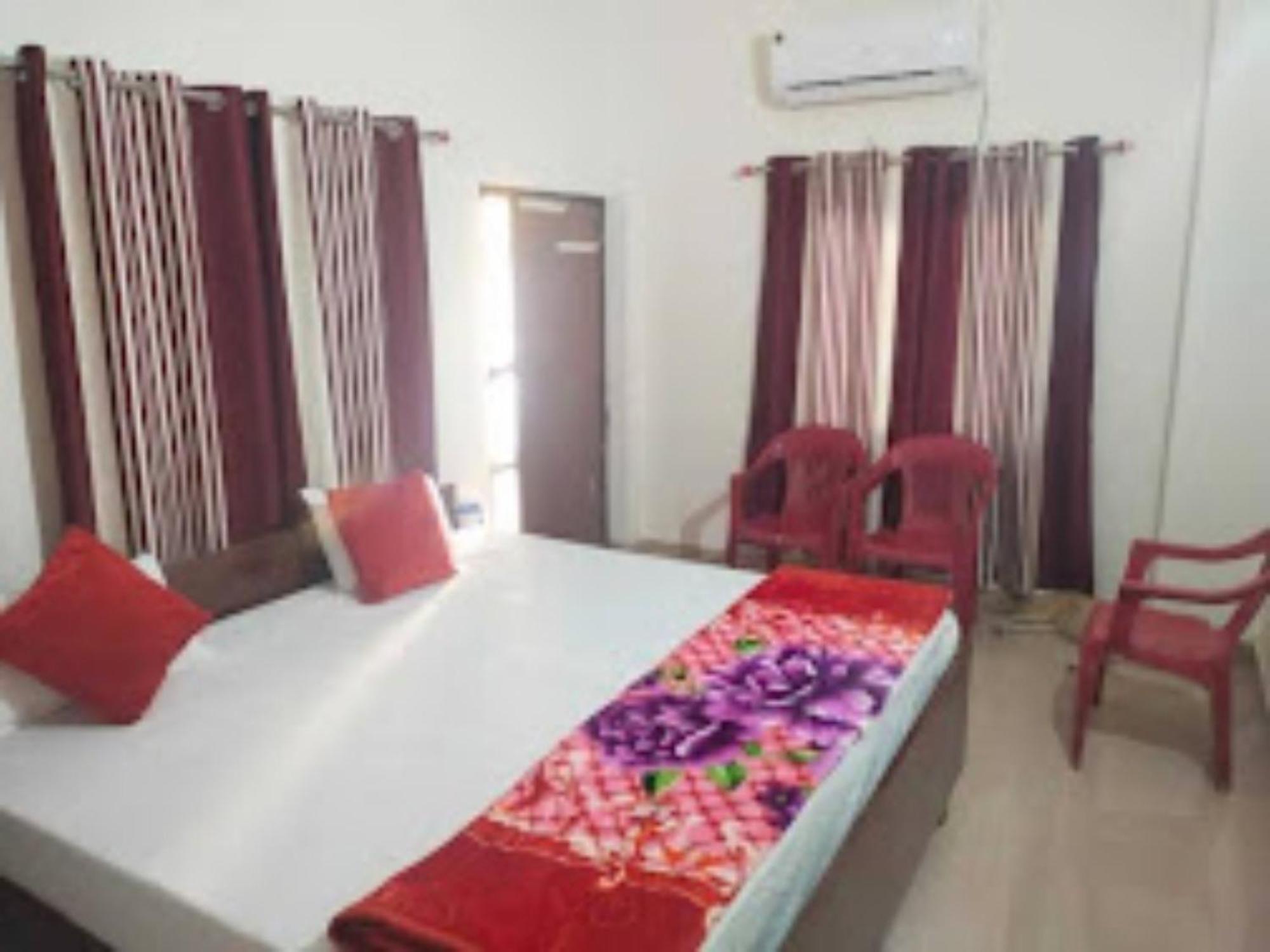 Goroomgo Varanasi Paradise Varanasi - Parking & Restaurant Available - Perfect Location And Comfortable Room Ngoại thất bức ảnh