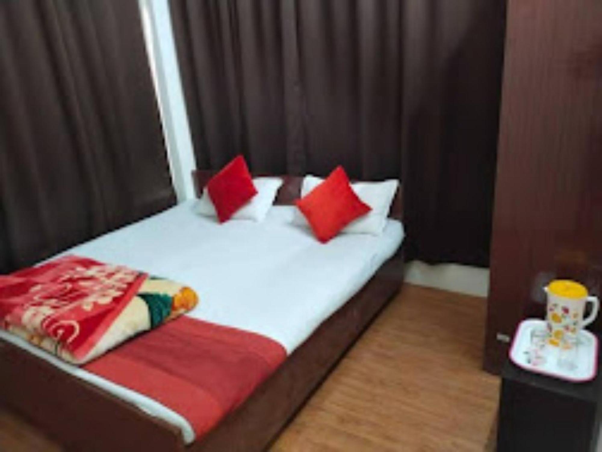 Goroomgo Varanasi Paradise Varanasi - Parking & Restaurant Available - Perfect Location And Comfortable Room Ngoại thất bức ảnh