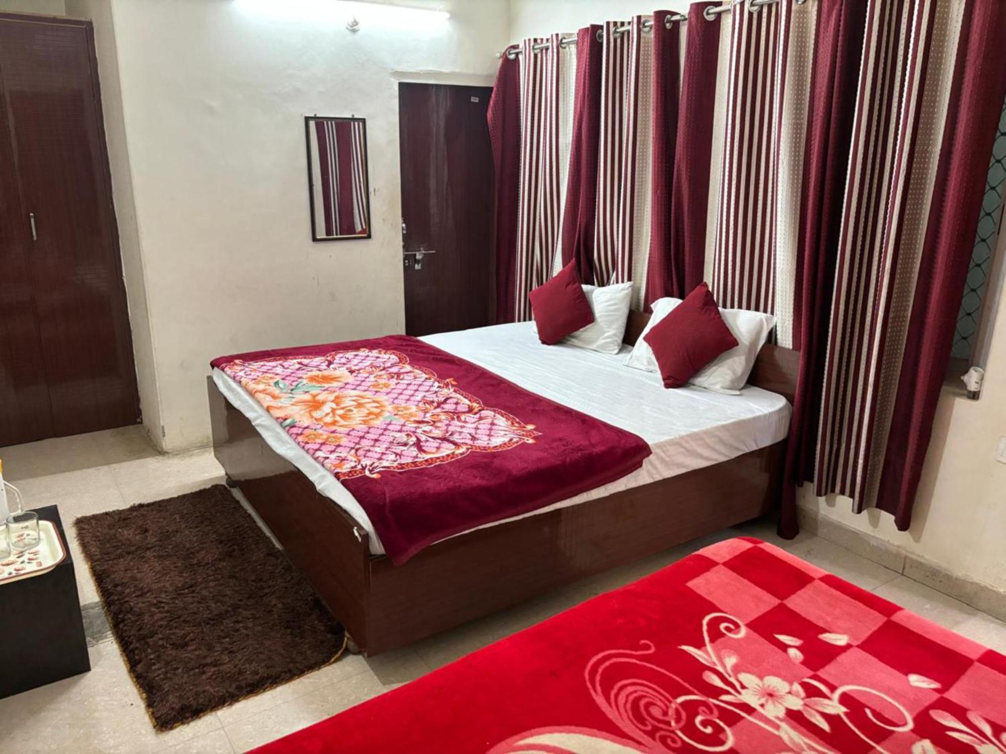 Goroomgo Varanasi Paradise Varanasi - Parking & Restaurant Available - Perfect Location And Comfortable Room Ngoại thất bức ảnh