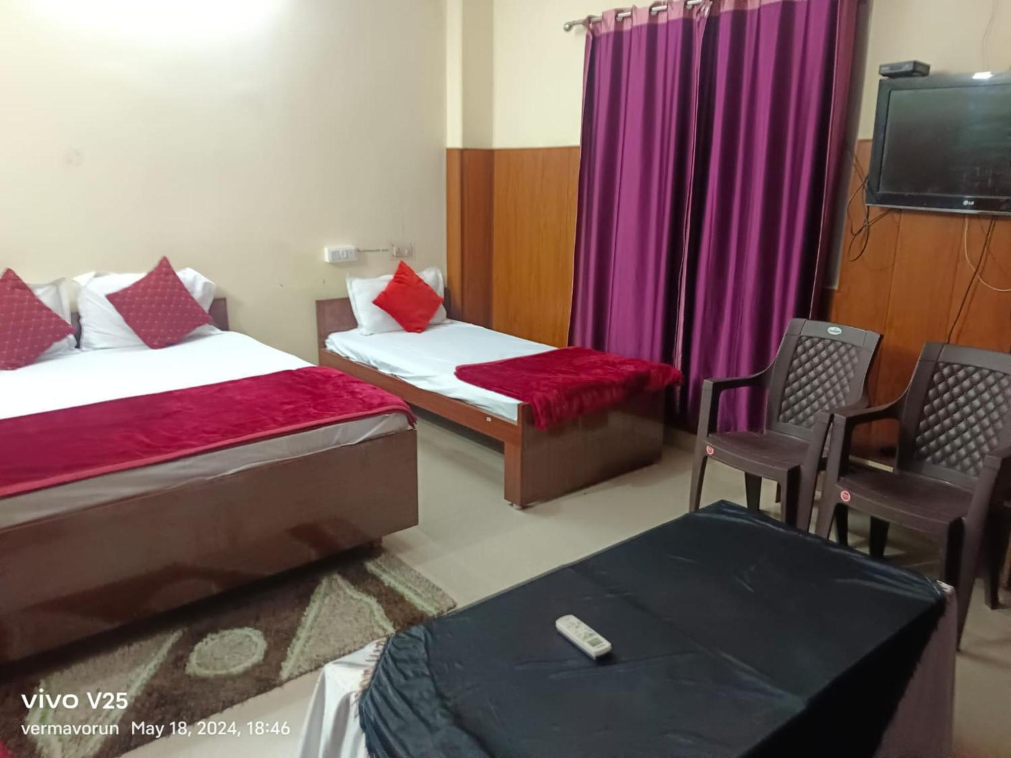 Goroomgo Varanasi Paradise Varanasi - Parking & Restaurant Available - Perfect Location And Comfortable Room Ngoại thất bức ảnh