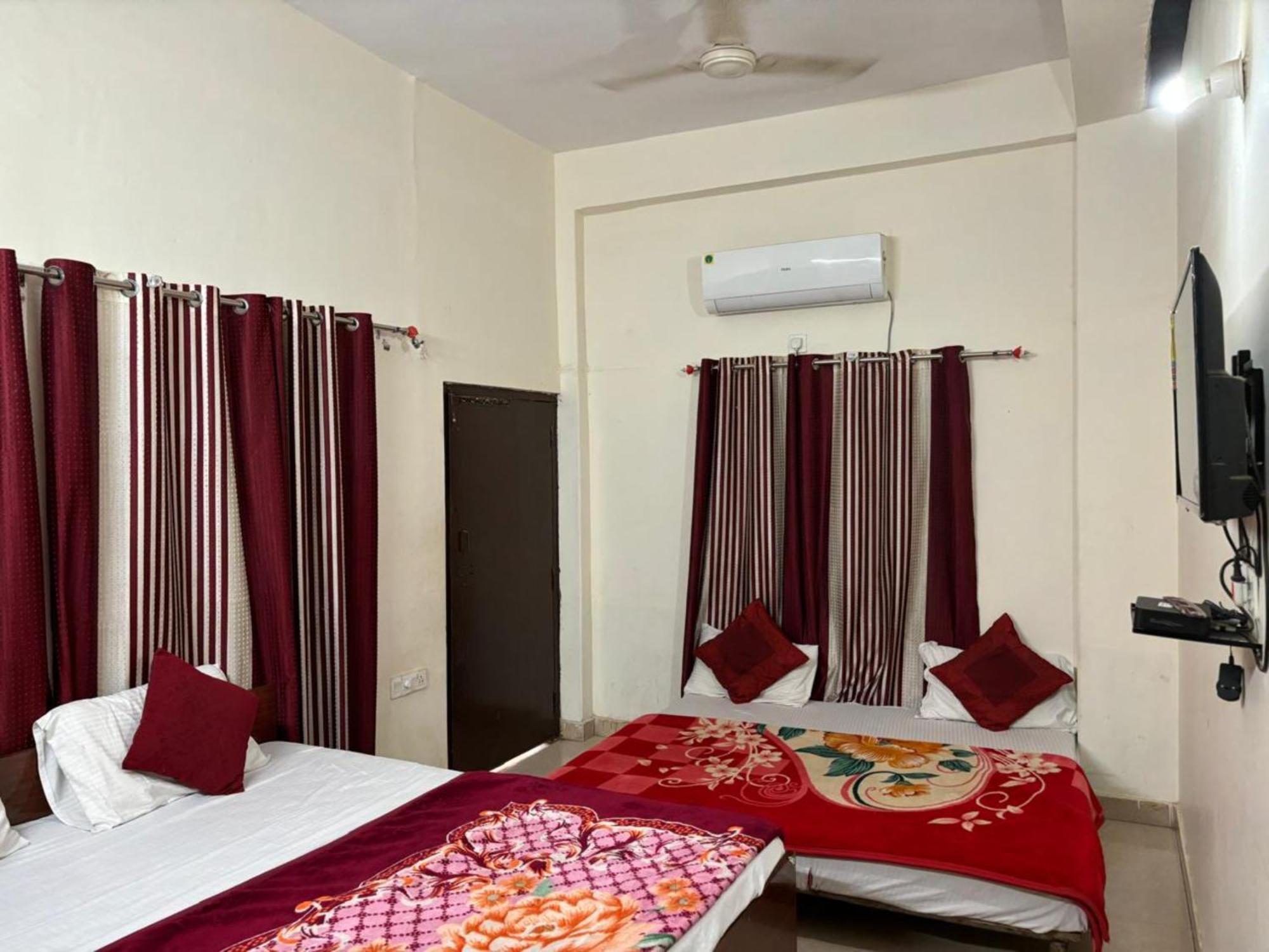 Goroomgo Varanasi Paradise Varanasi - Parking & Restaurant Available - Perfect Location And Comfortable Room Ngoại thất bức ảnh