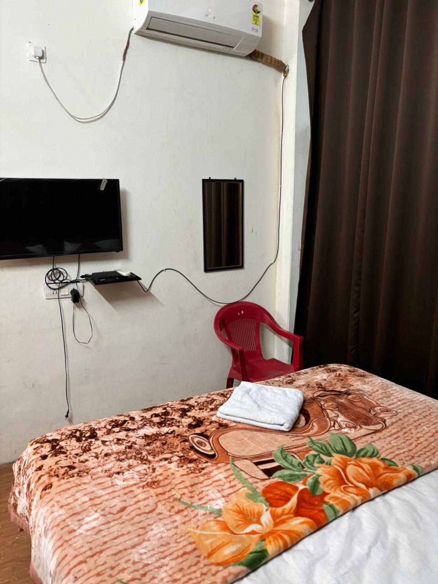 Goroomgo Varanasi Paradise Varanasi - Parking & Restaurant Available - Perfect Location And Comfortable Room Ngoại thất bức ảnh