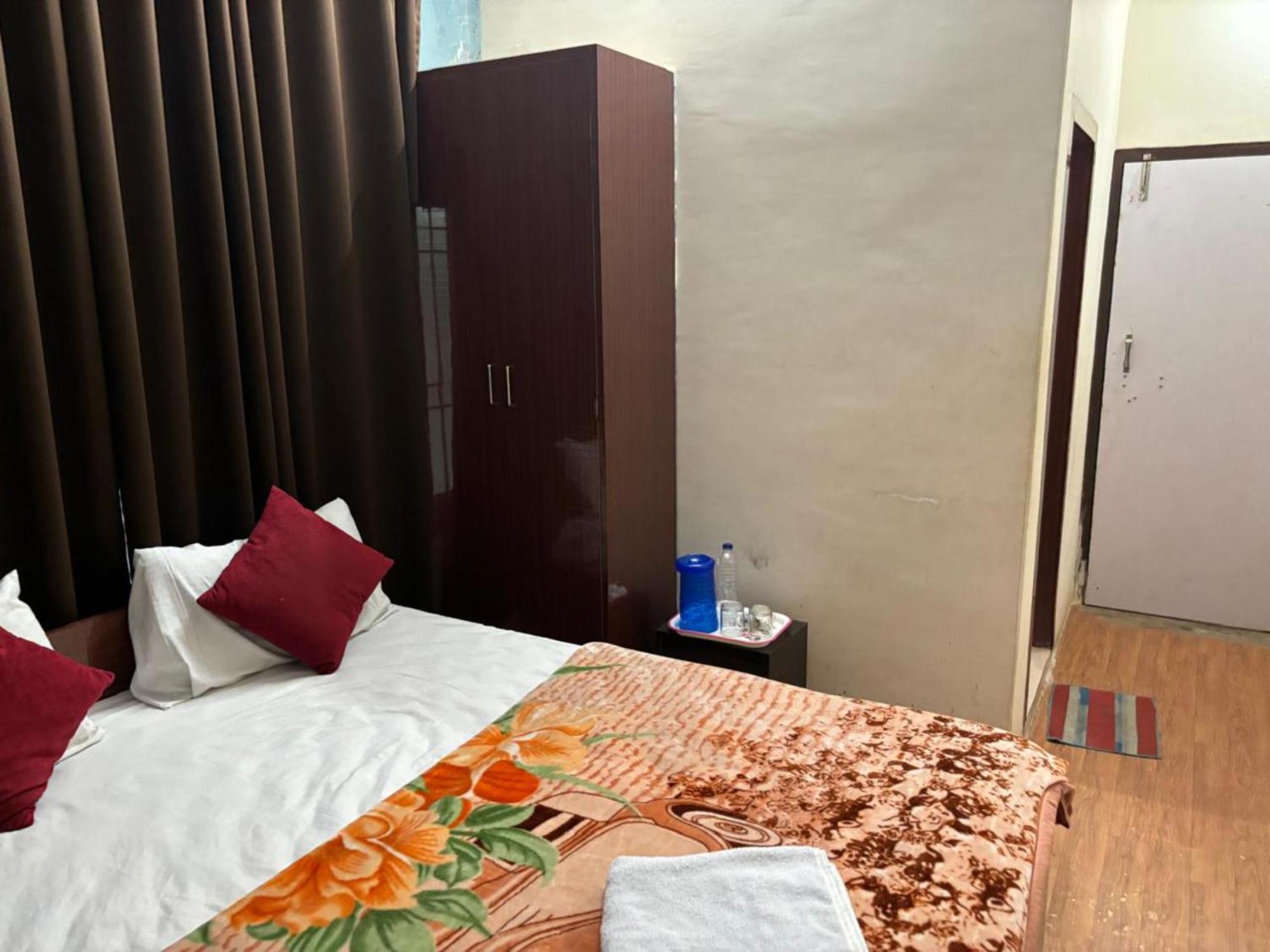 Goroomgo Varanasi Paradise Varanasi - Parking & Restaurant Available - Perfect Location And Comfortable Room Ngoại thất bức ảnh