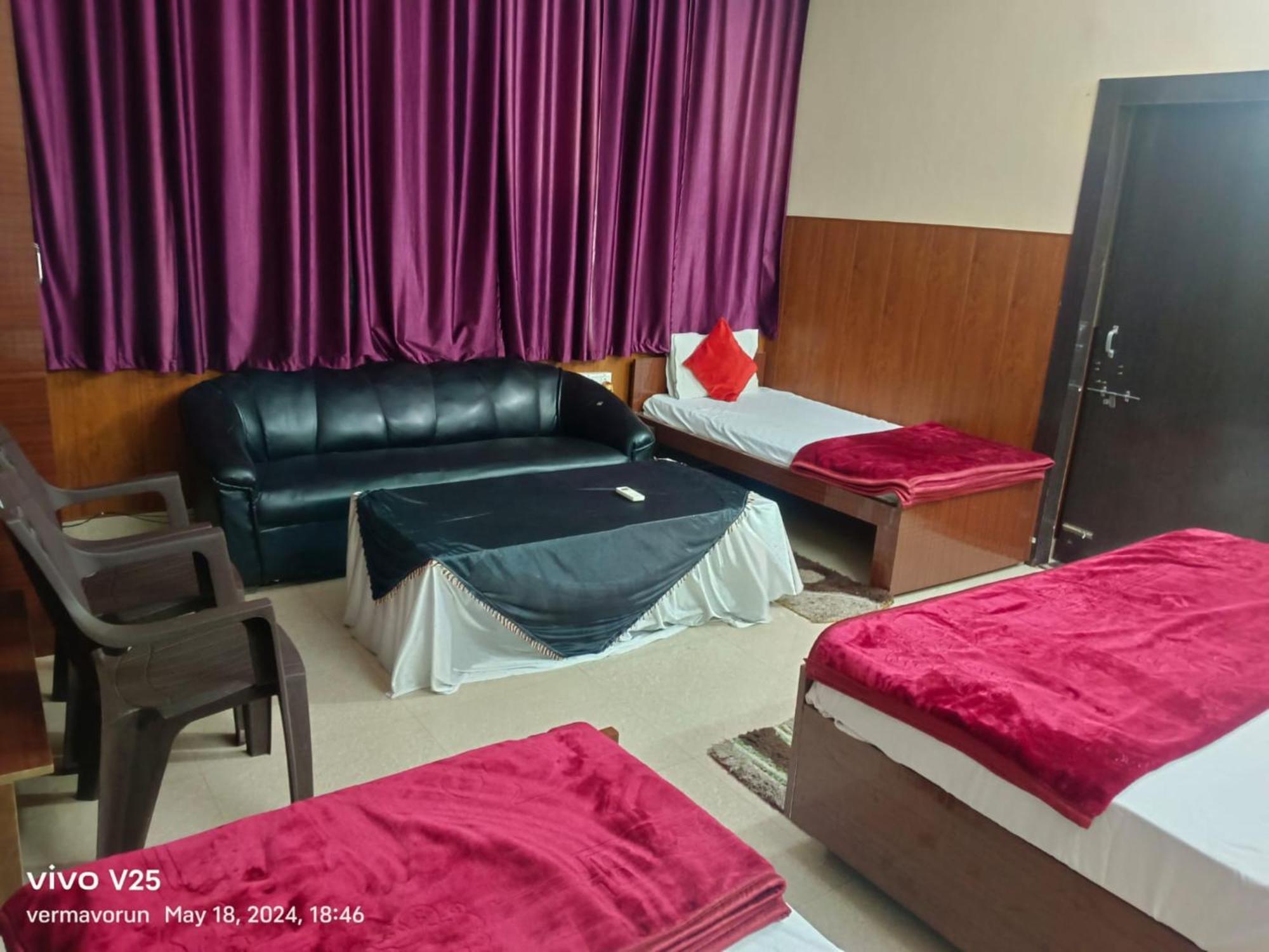 Goroomgo Varanasi Paradise Varanasi - Parking & Restaurant Available - Perfect Location And Comfortable Room Ngoại thất bức ảnh