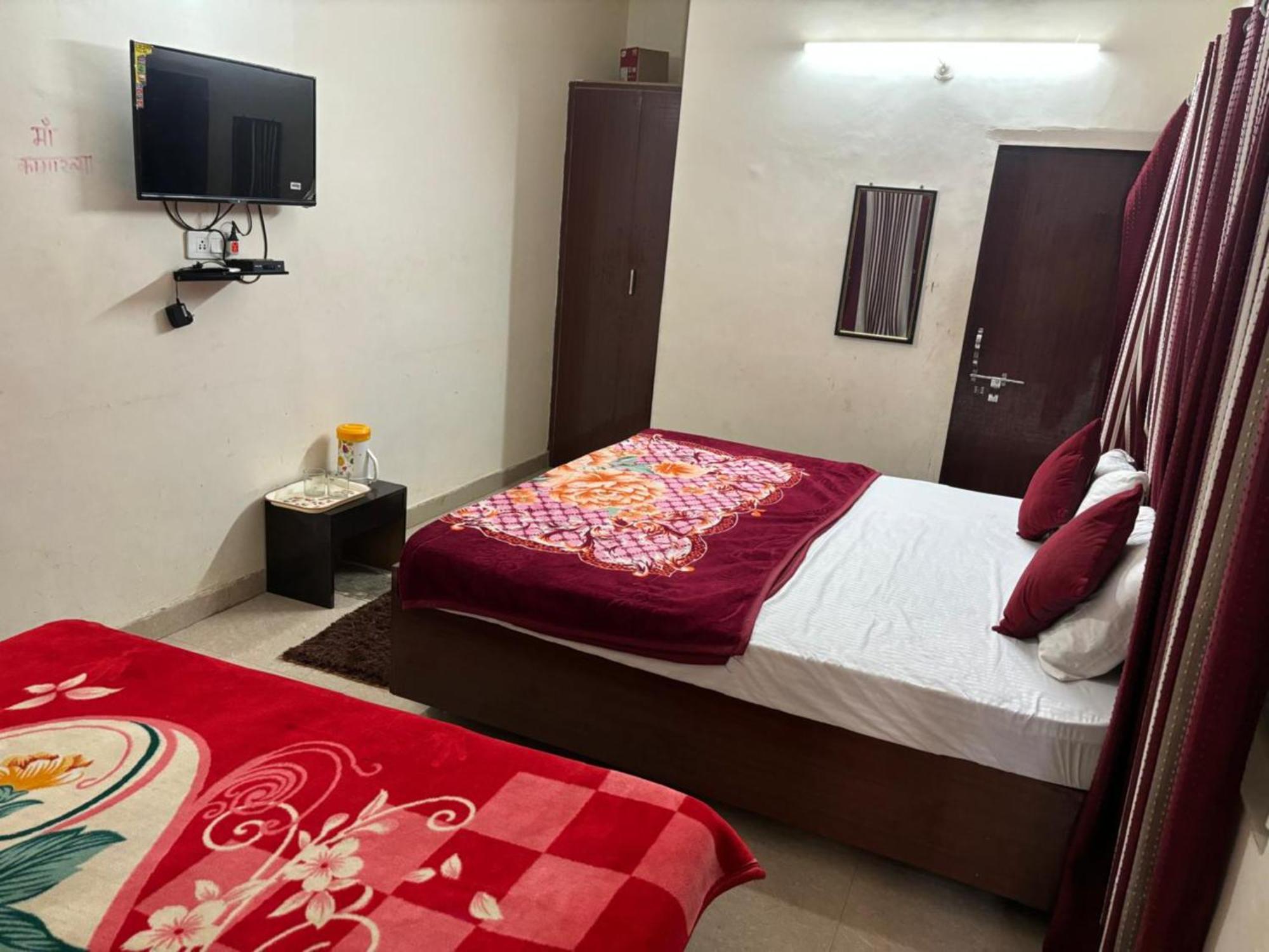 Goroomgo Varanasi Paradise Varanasi - Parking & Restaurant Available - Perfect Location And Comfortable Room Ngoại thất bức ảnh